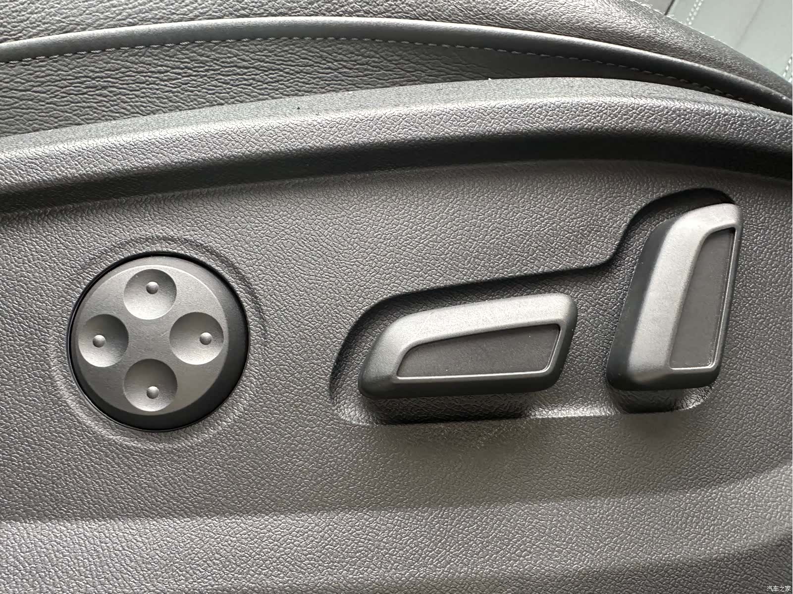 Audi Q2L, 2023 11