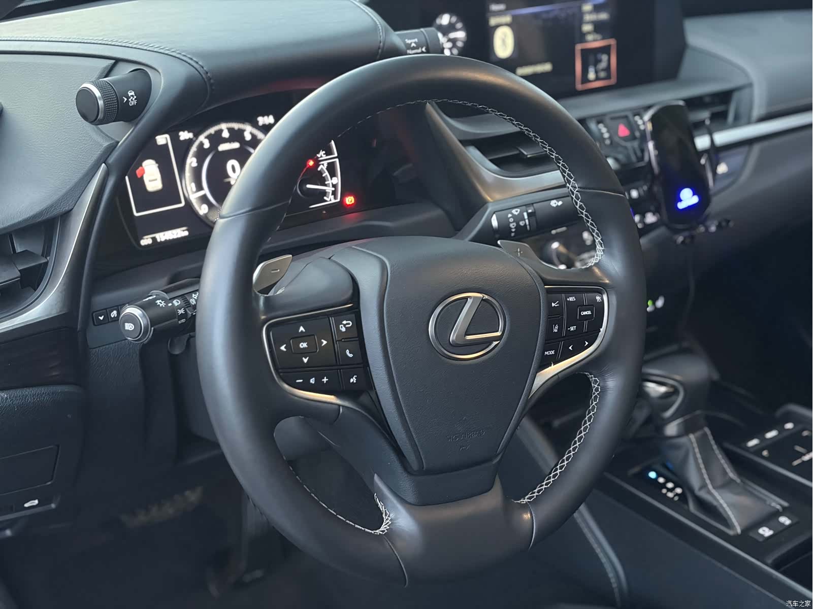 Lexus ES, 2019 4