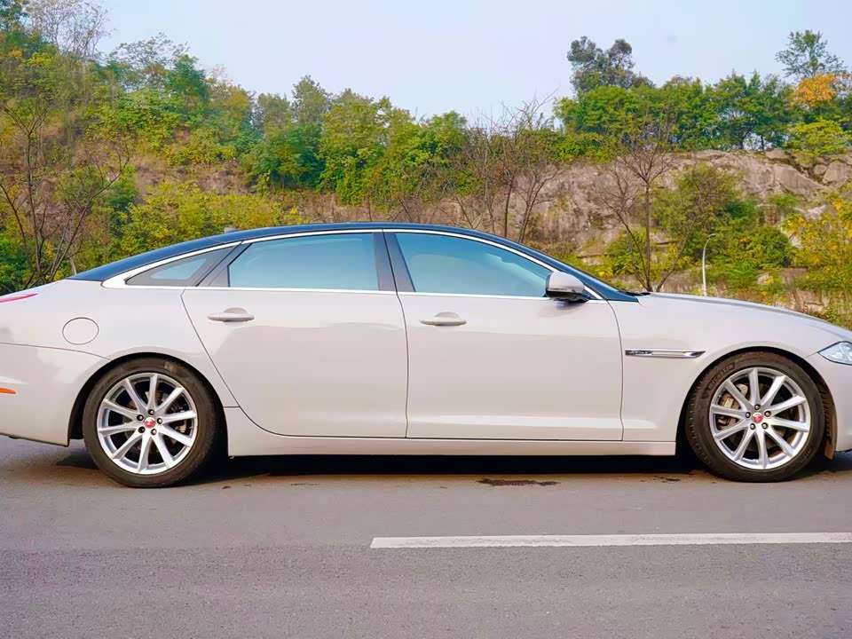 Jaguar XJ