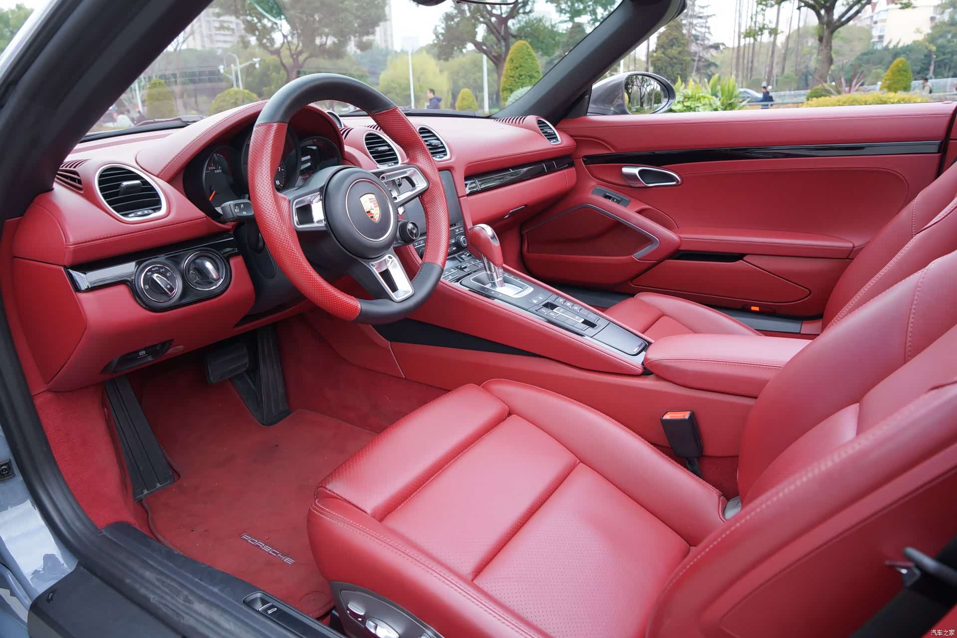 Porsche Boxster, 2023 все фото