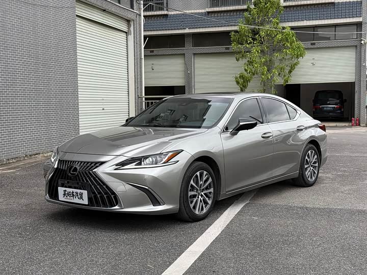 Lexus ES 2021 — фото 1