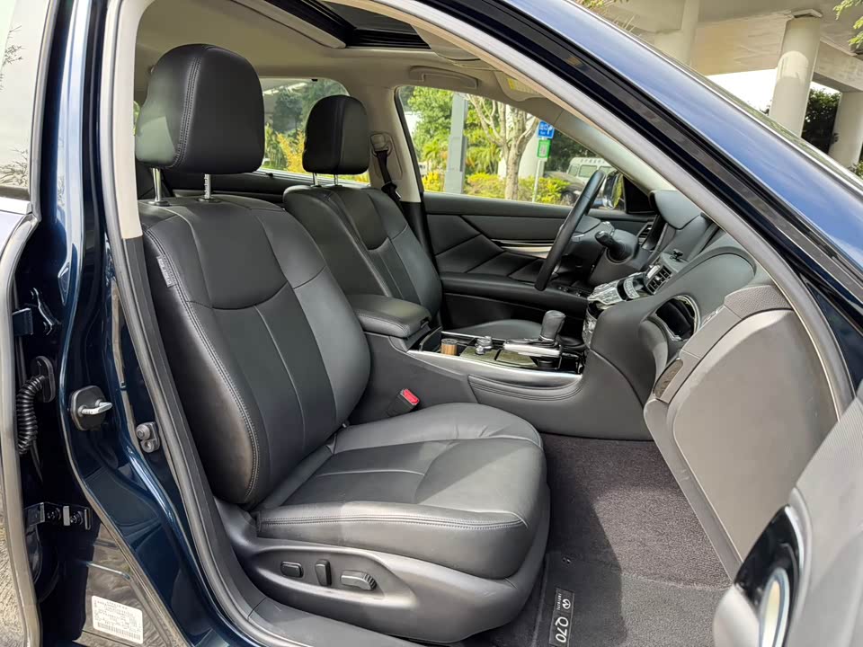 Infiniti Q70