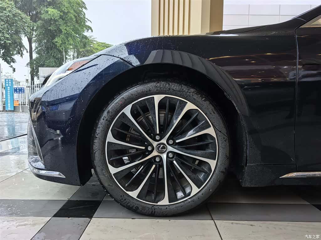 Lexus LS, 2022 4
