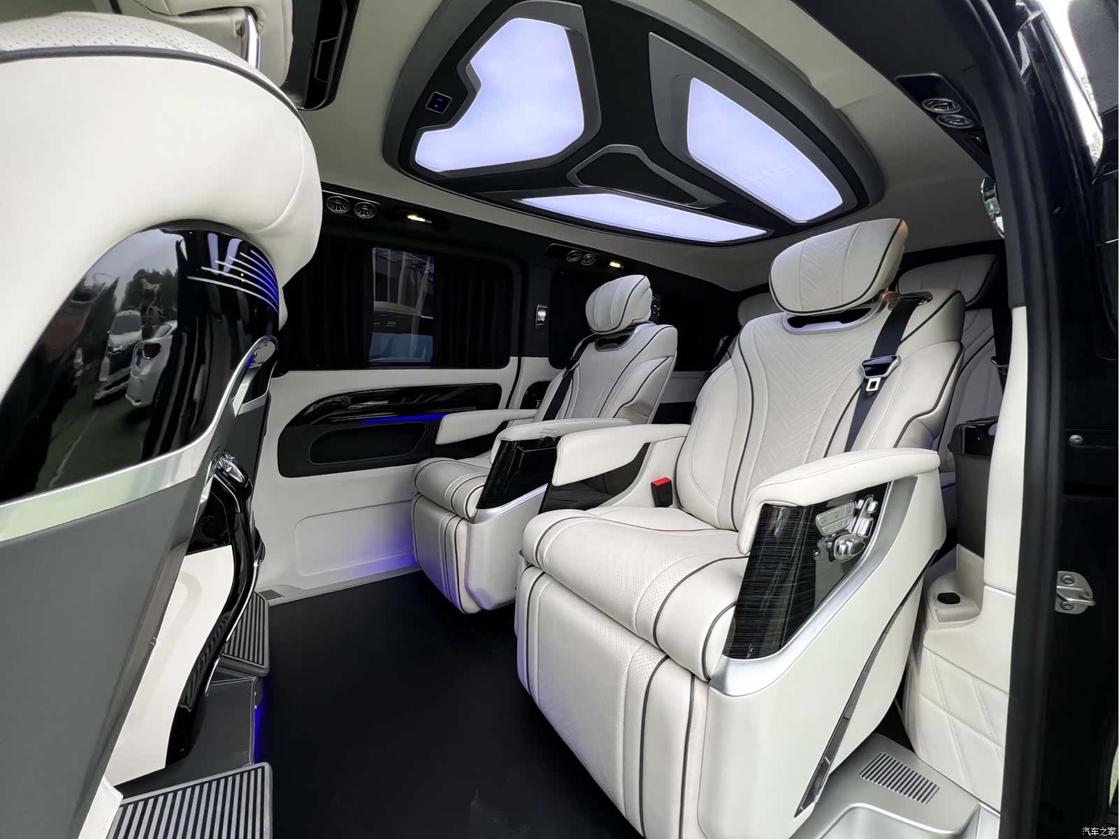 Mercedes-Benz 7, 2024 6