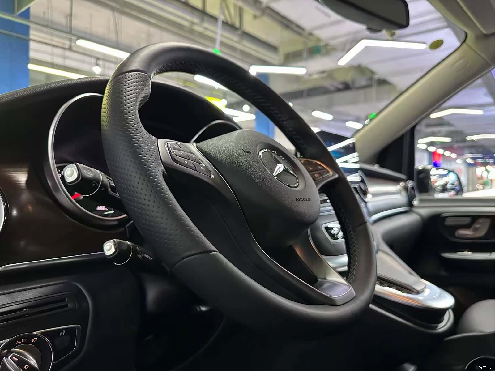 Mercedes-Benz V-Class, 2021 13