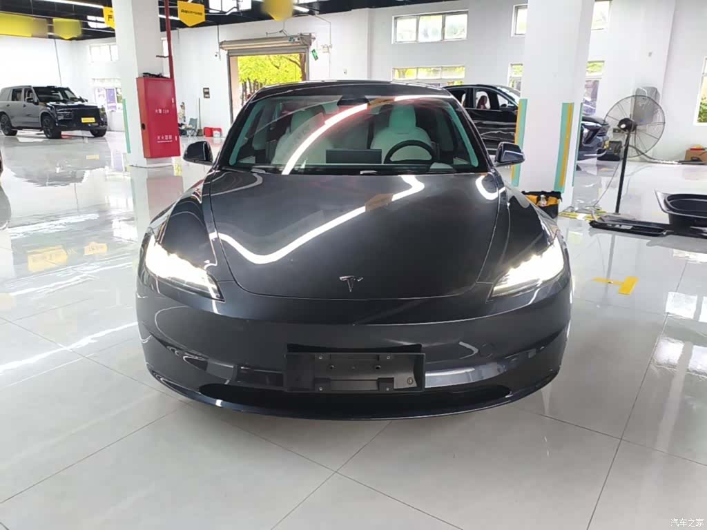 Tesla Model 3, 2025 3