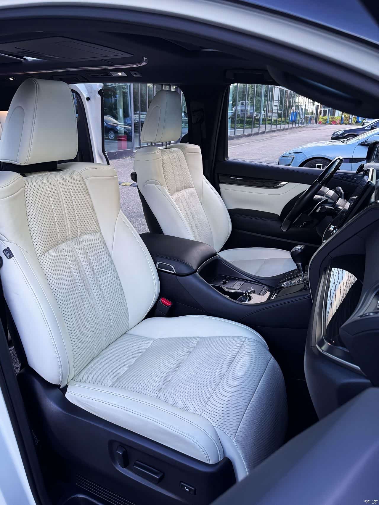 Lexus LM, 2022 6