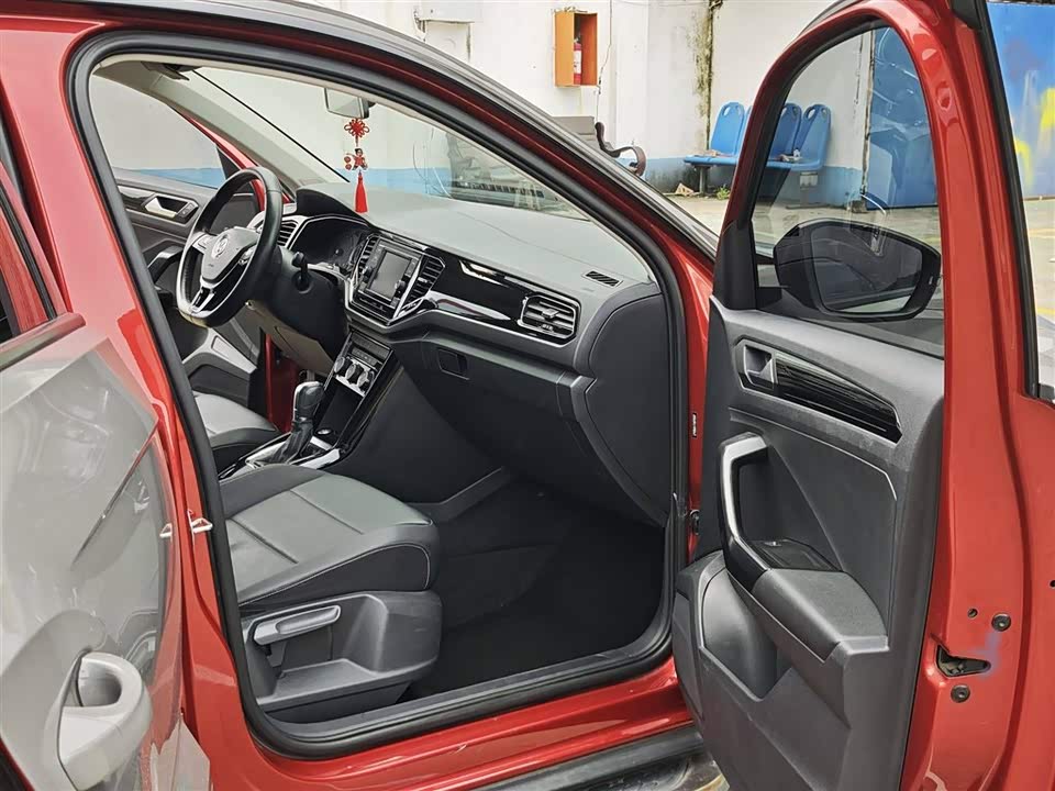 Volkswagen T-ROC exploring Songs