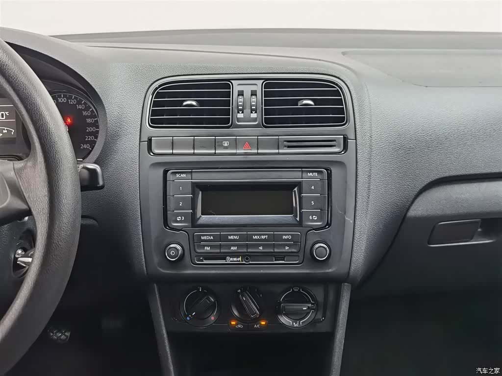 Volkswagen Polo, 2015 12