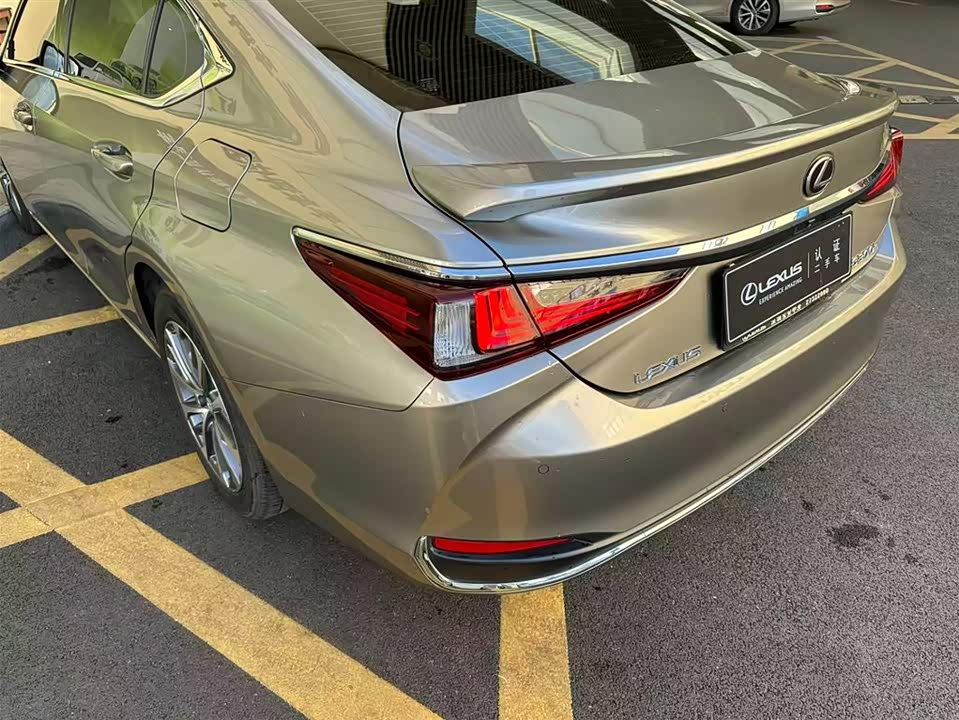 Lexus ES