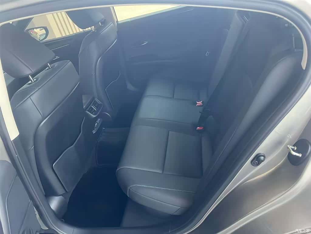 Lexus ES, 2023 4