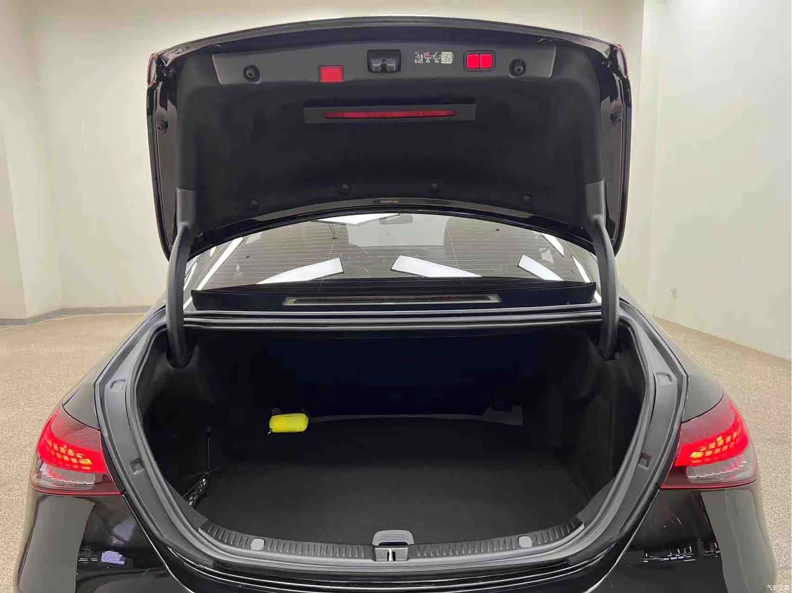 Mercedes-Benz E-Class, 2023 27