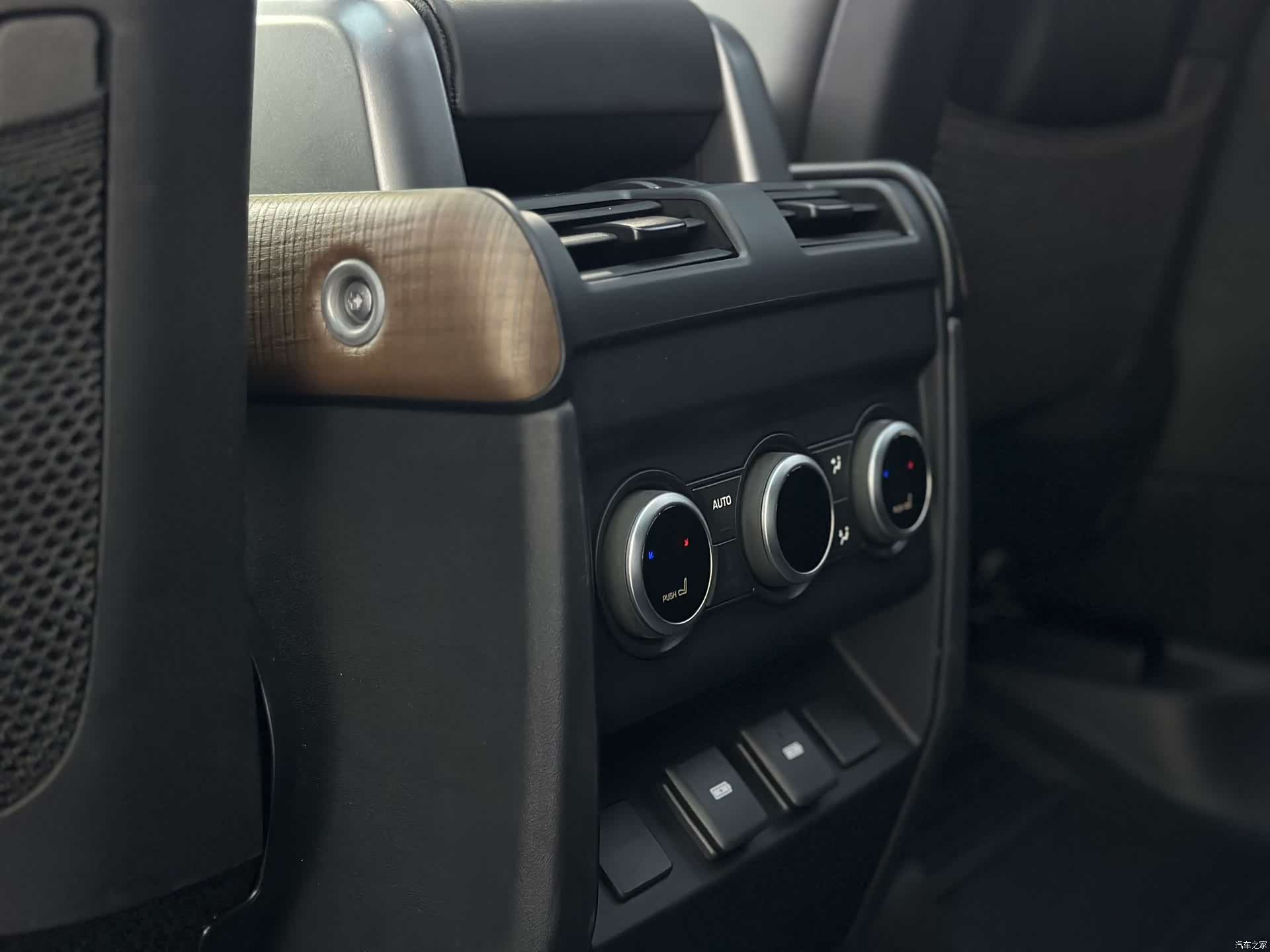 Land Rover Defender, 2023 16