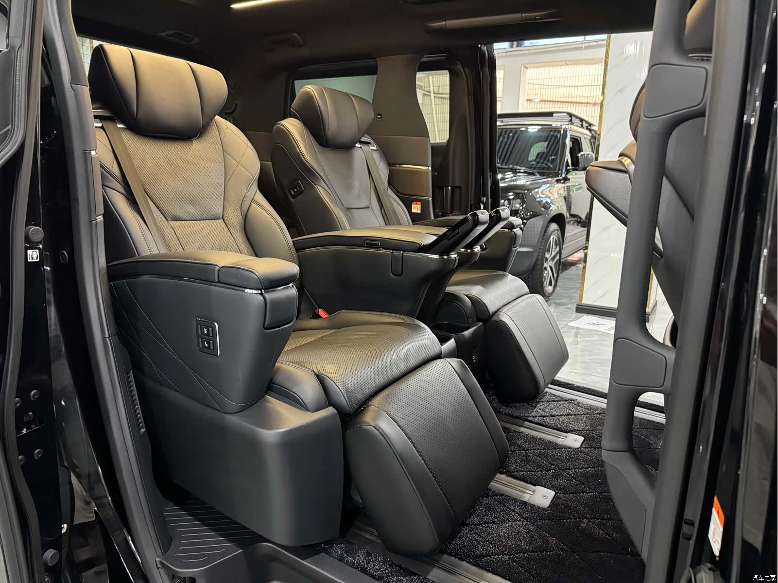 Toyota Alphard, 2024 6