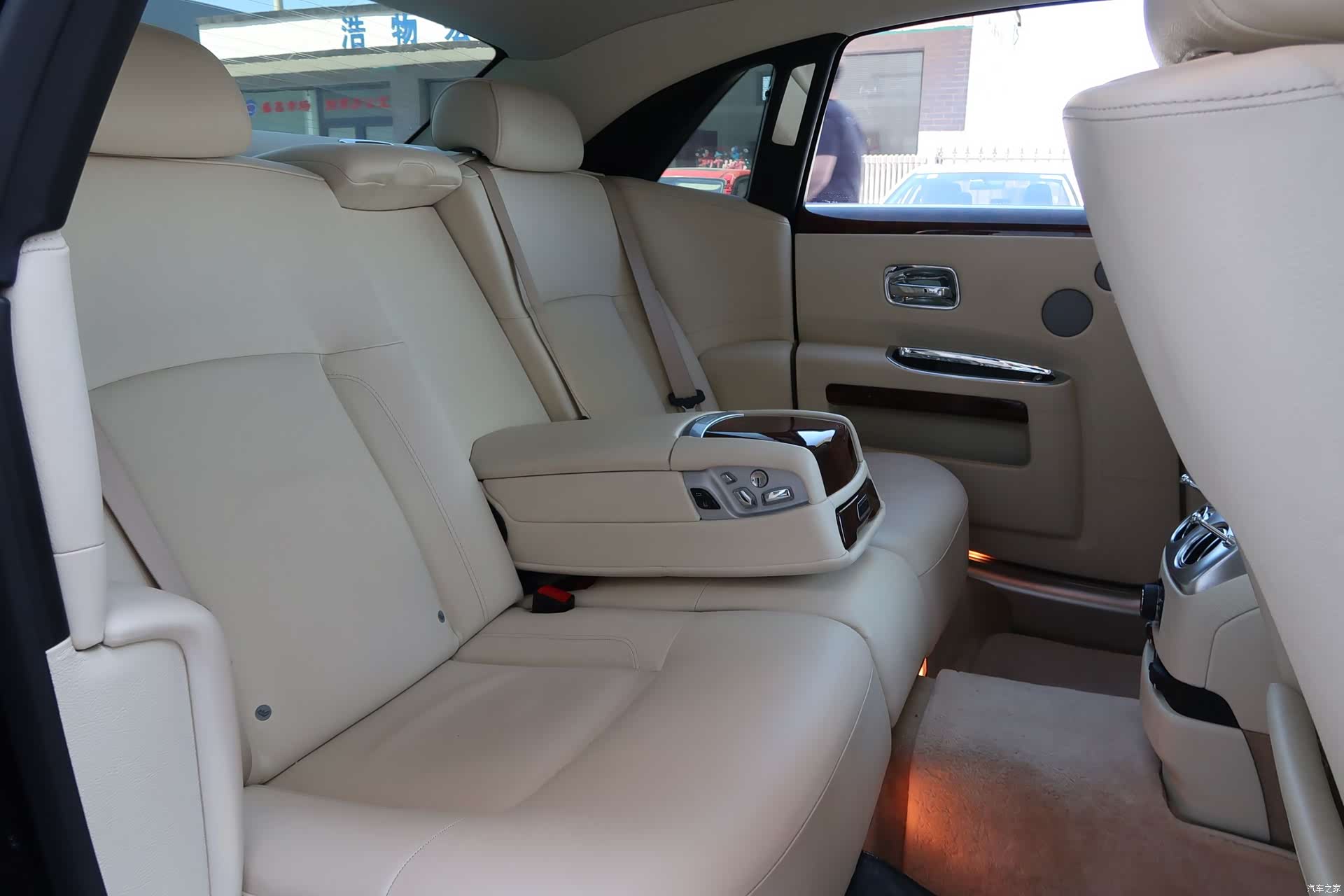 Rolls-Royce Ghost, 2011 10