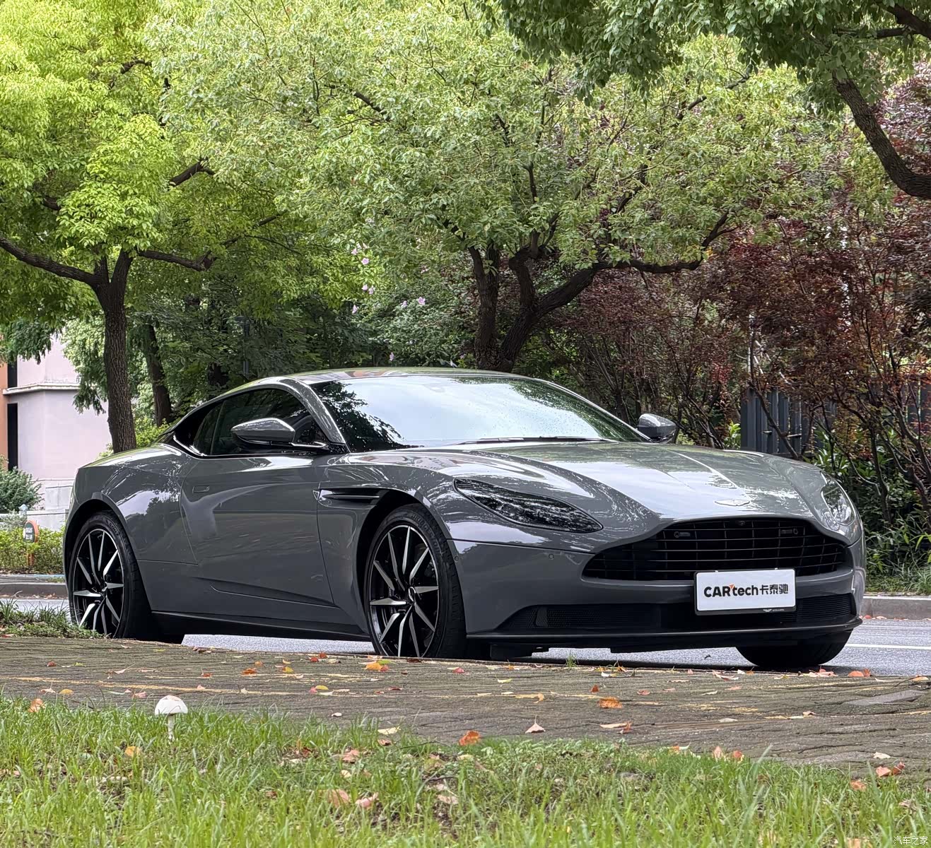 Aston Martin DB11, 2022 3