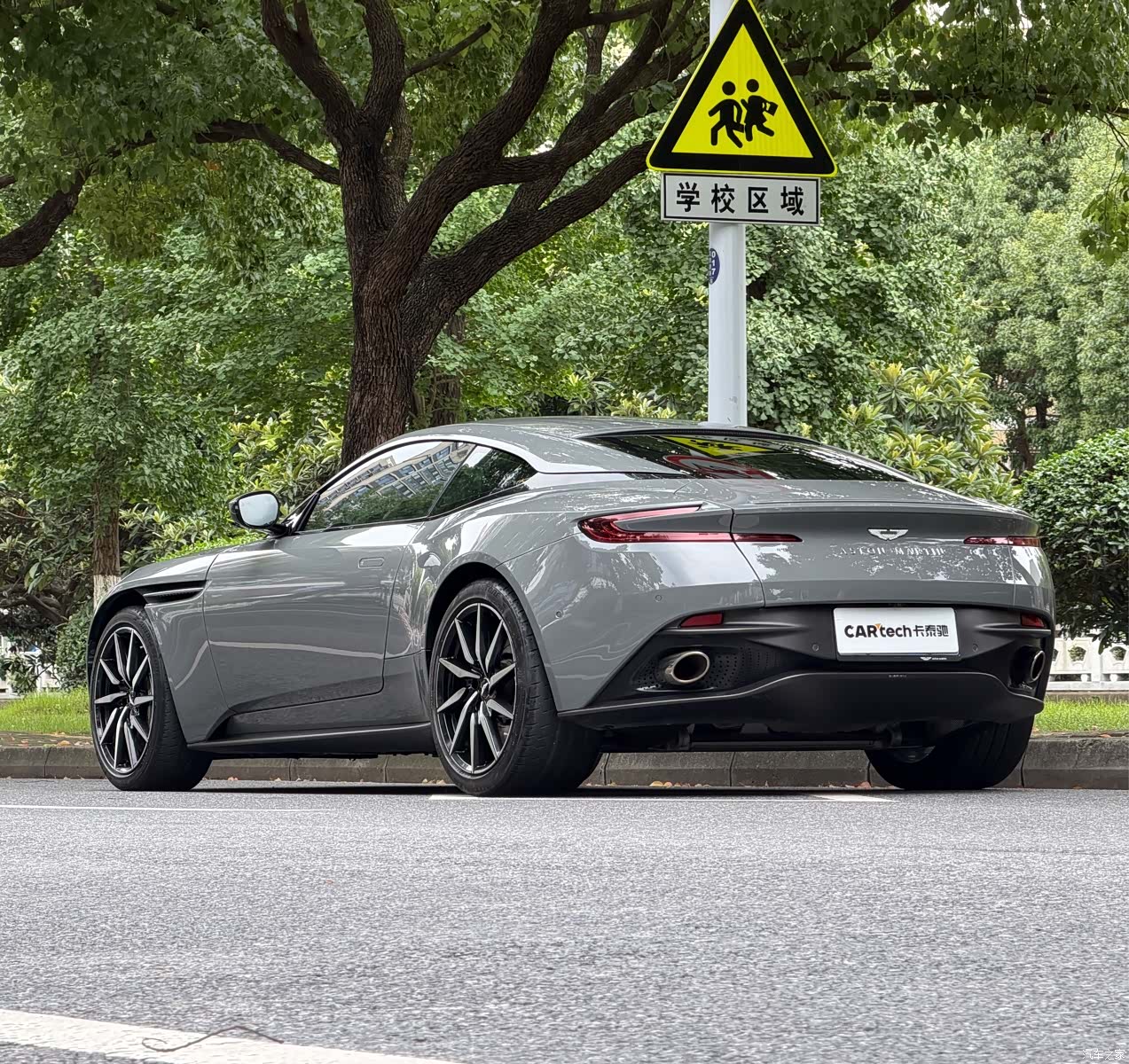 Aston Martin DB11, 2022 6