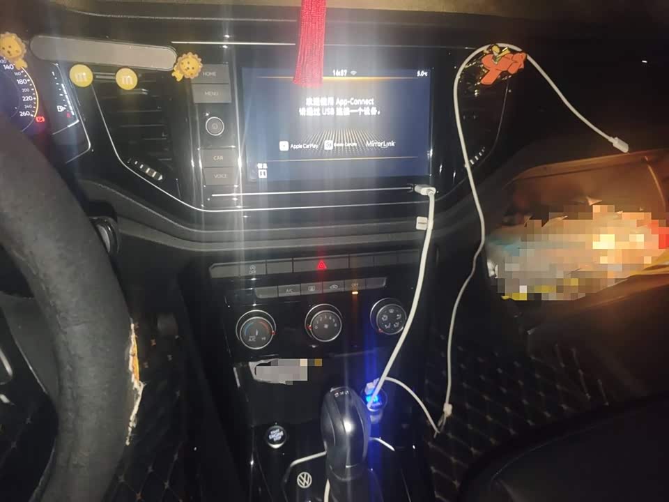 Volkswagen T-ROC exploring Songs