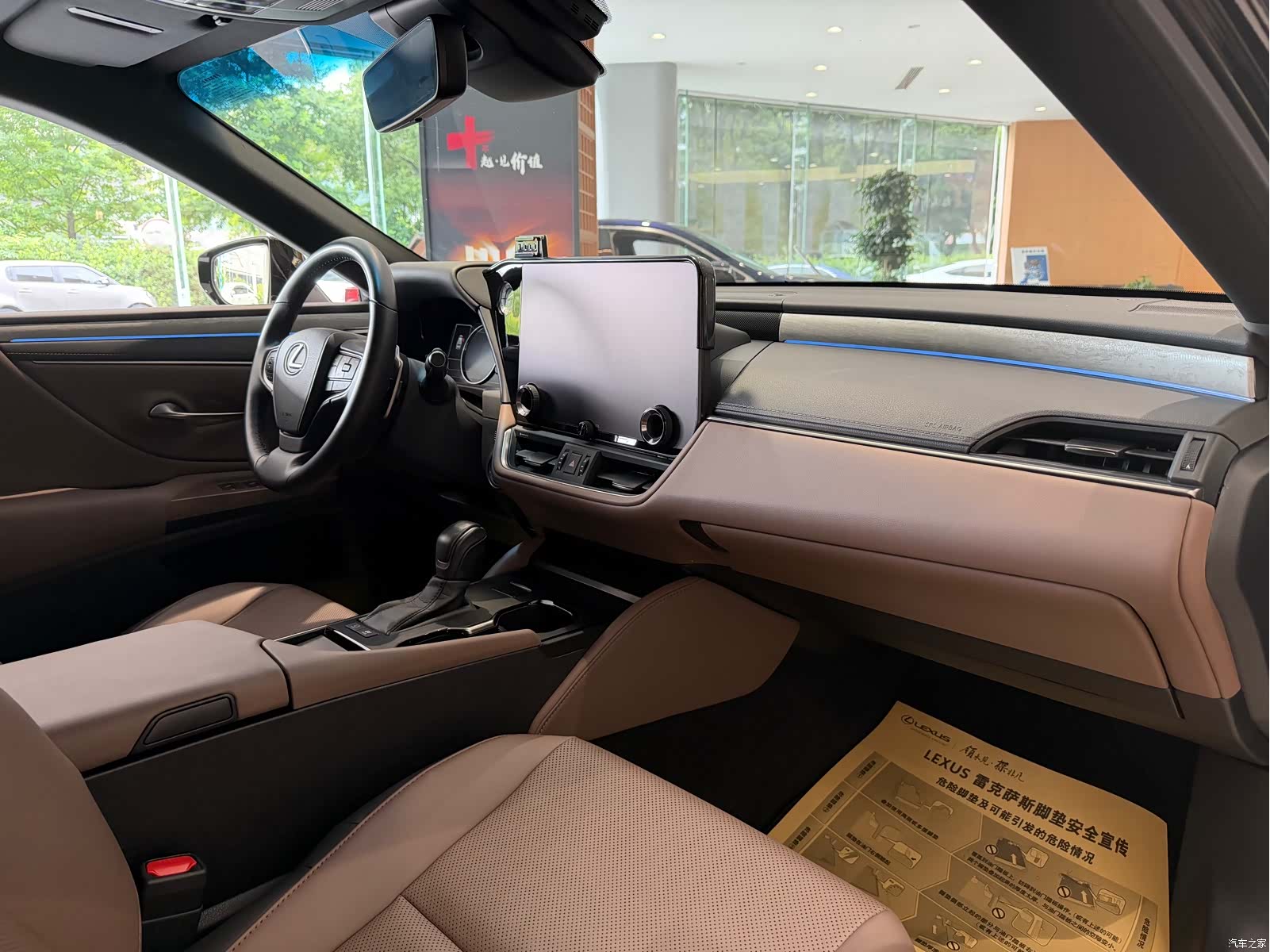 Lexus ES, 2025 4