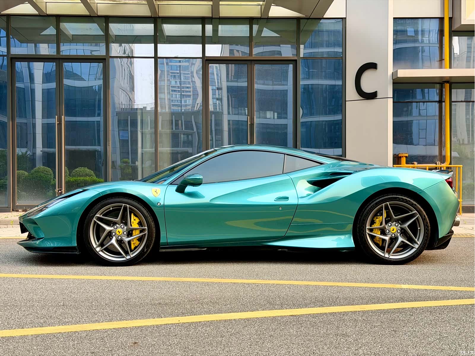 Ferrari F8, 2021 3