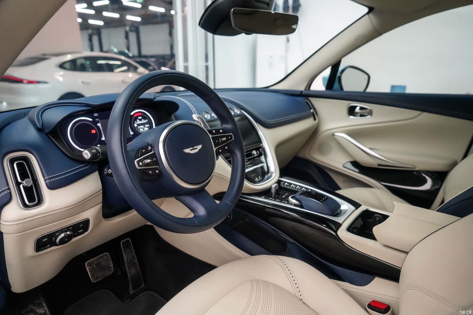 Aston Martin DBX, 2022 6