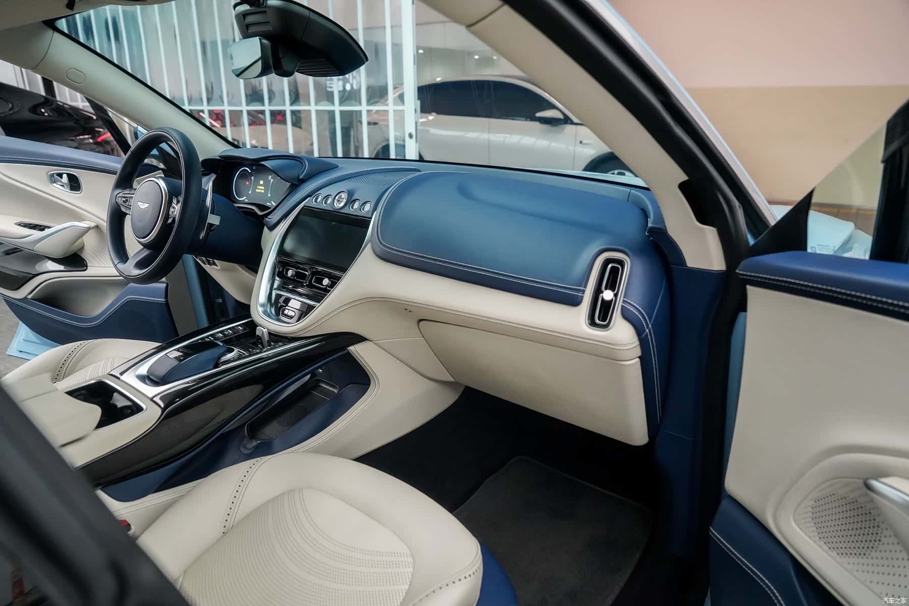 Aston Martin DBX, 2022 9