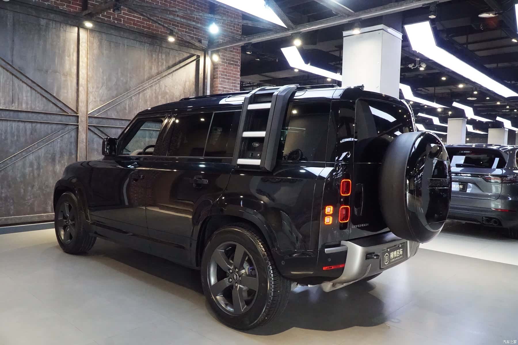 Land Rover Defender, 2024 3