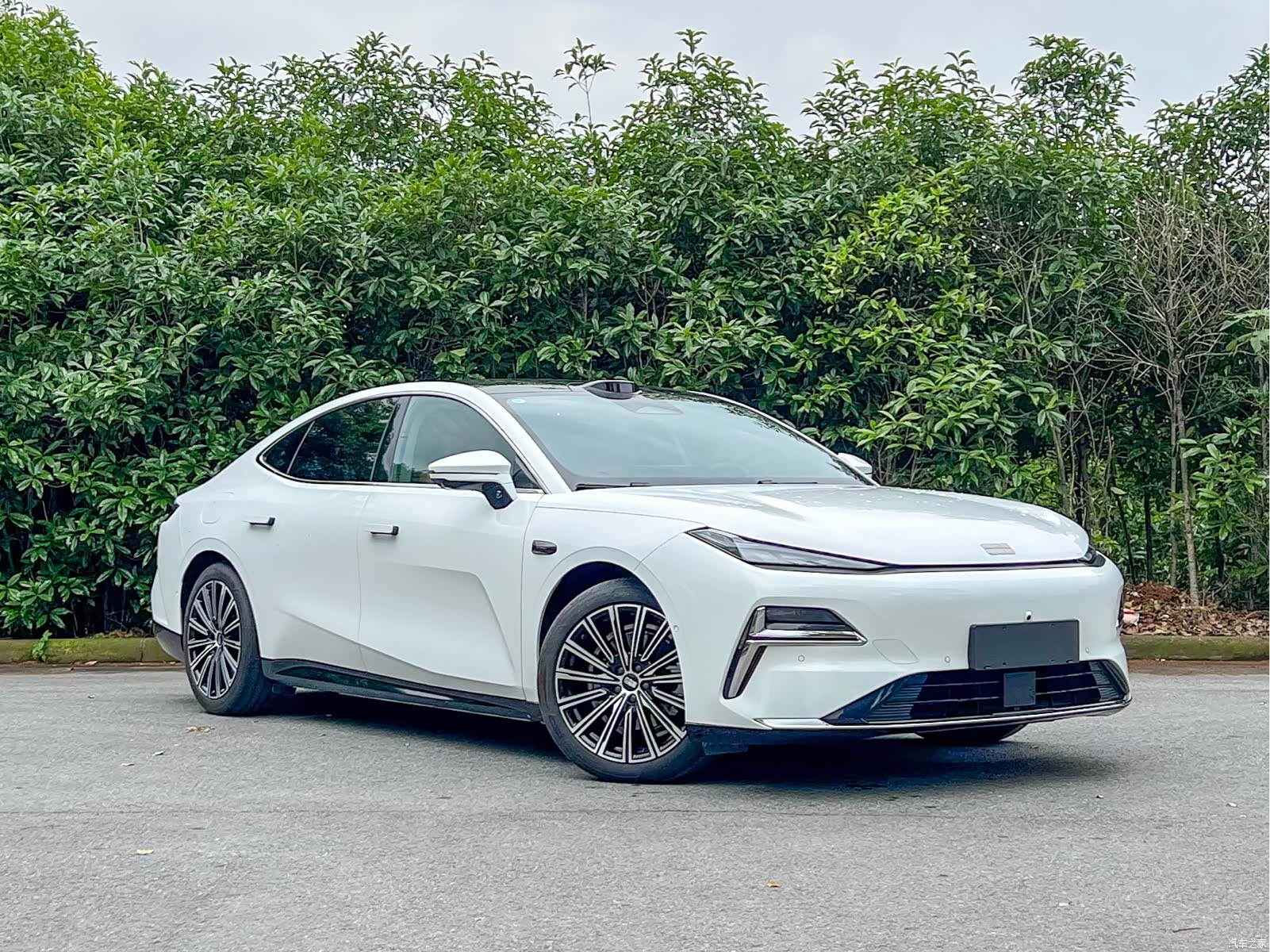 Geely 8, 2025 3