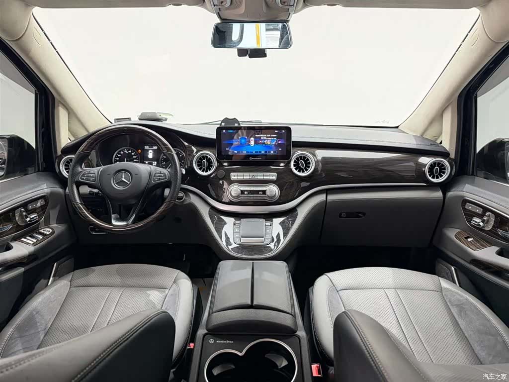 Mercedes-Benz 7, 2020 26