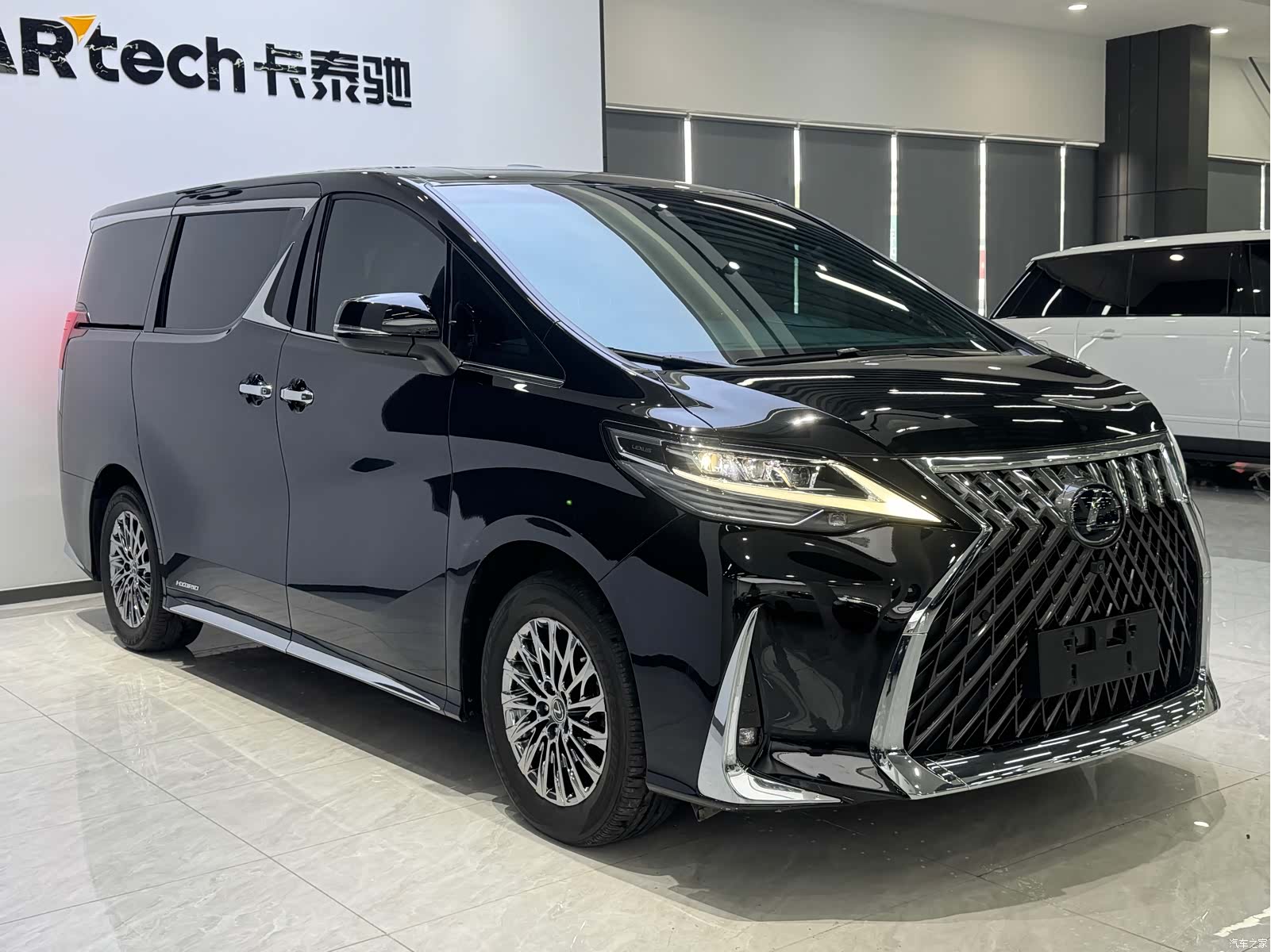 Lexus LM, 2022 3