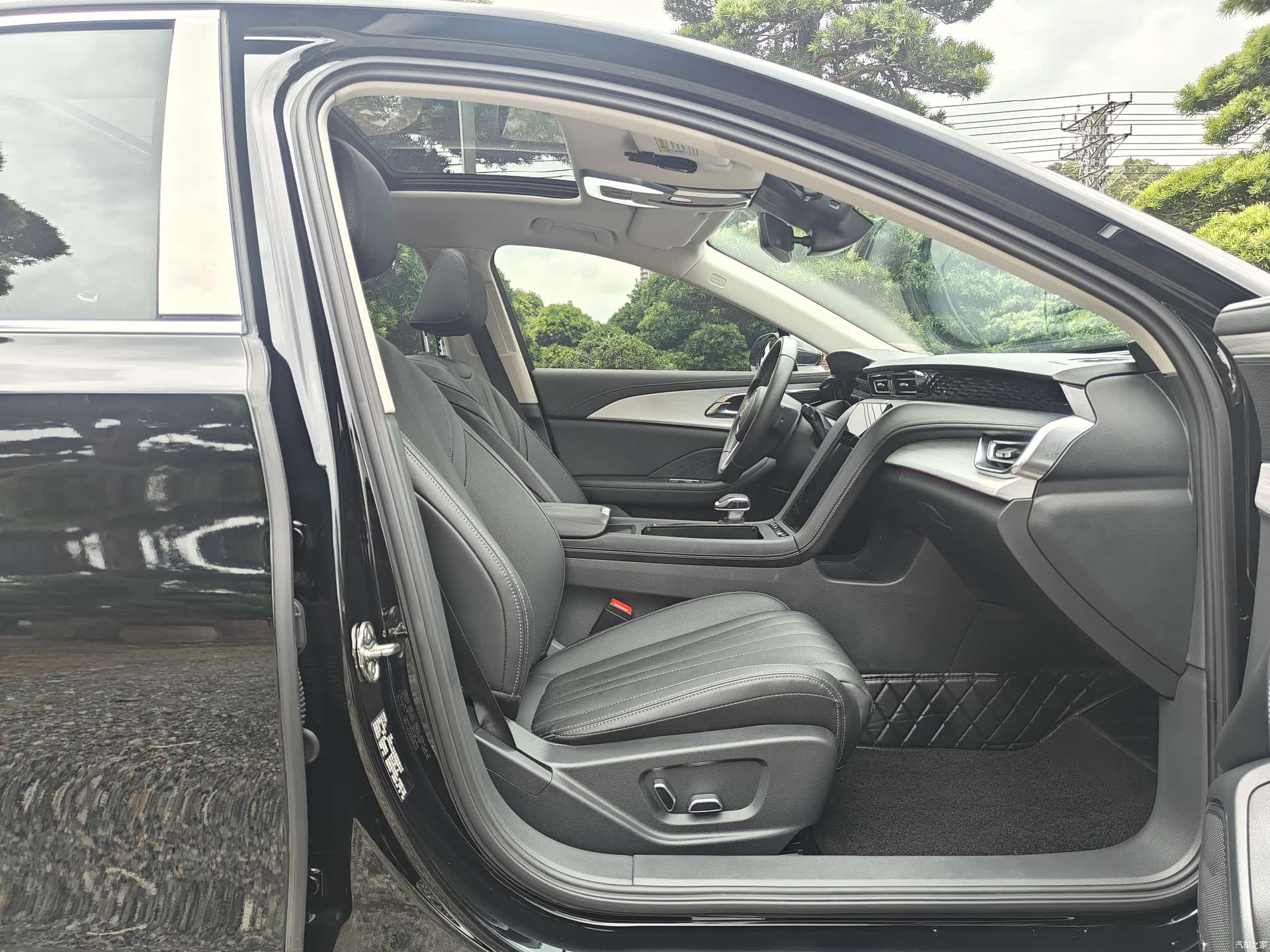 Hongqi H5, 2024 6