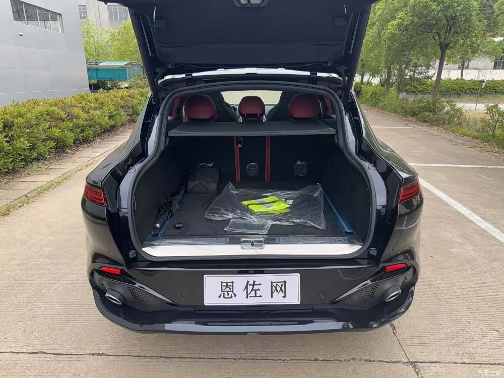Aston Martin DBX, 2025 15