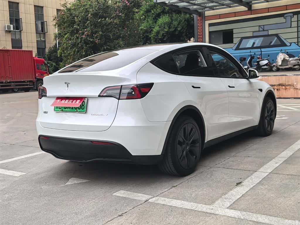 Tesla Model Y, 2025 15