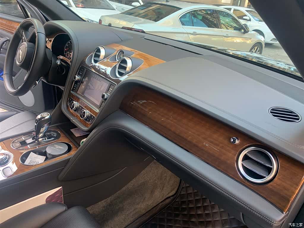 Bentley Bentayga, 2020 7