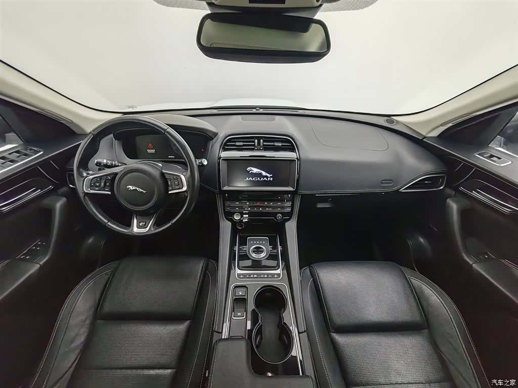 Jaguar F-PACE, 2016 все фото