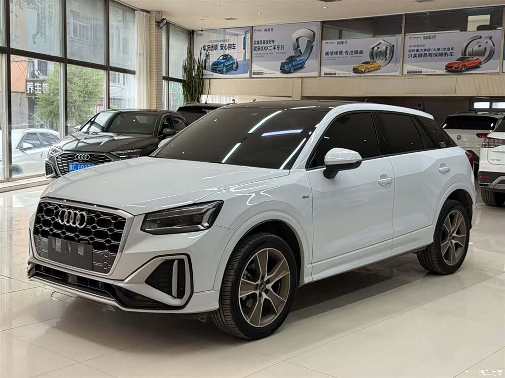 Audi Q2L, 2023 1