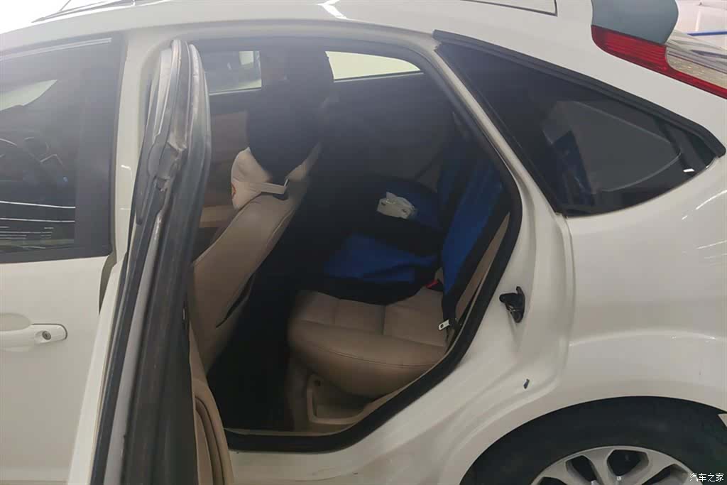 Ford Focus, 2011 11