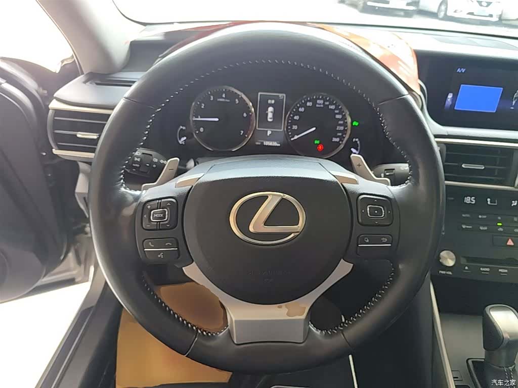 Lexus IS, 2017 11