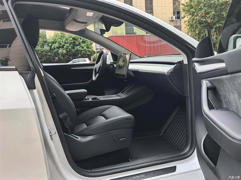 Tesla Model Y, 2025 16