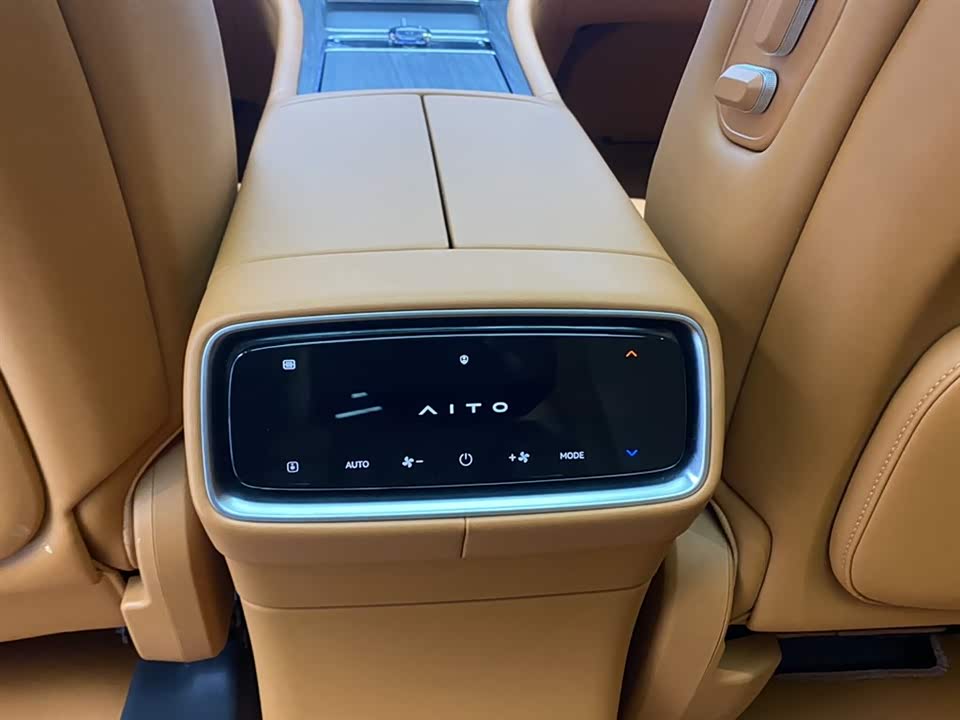 AITO Ask the world M9