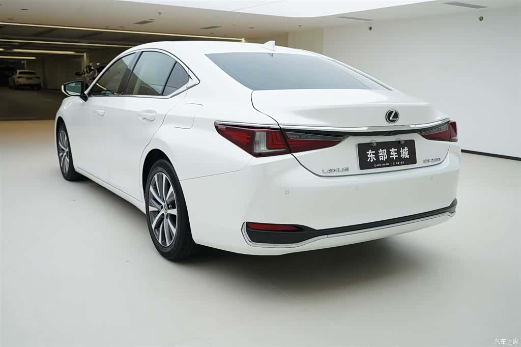 Lexus ES, 2019 4