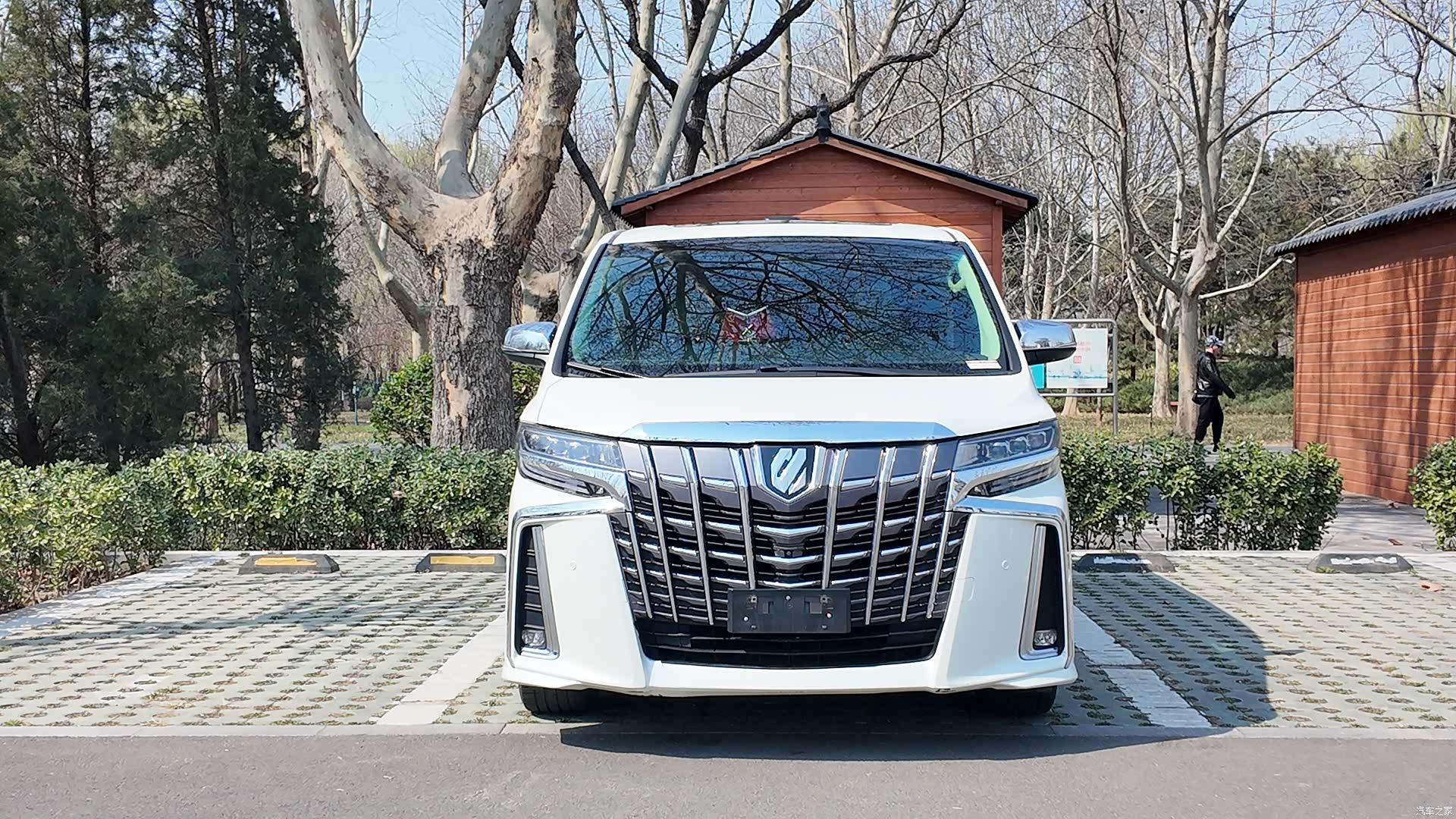 Toyota Alphard, 2017 1