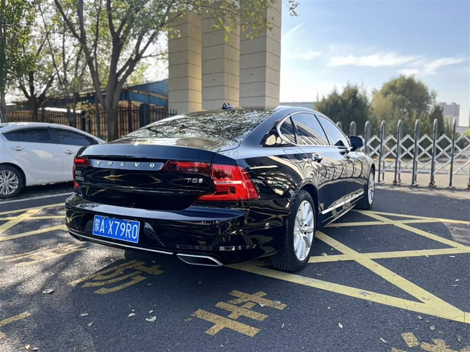 Volvo S90