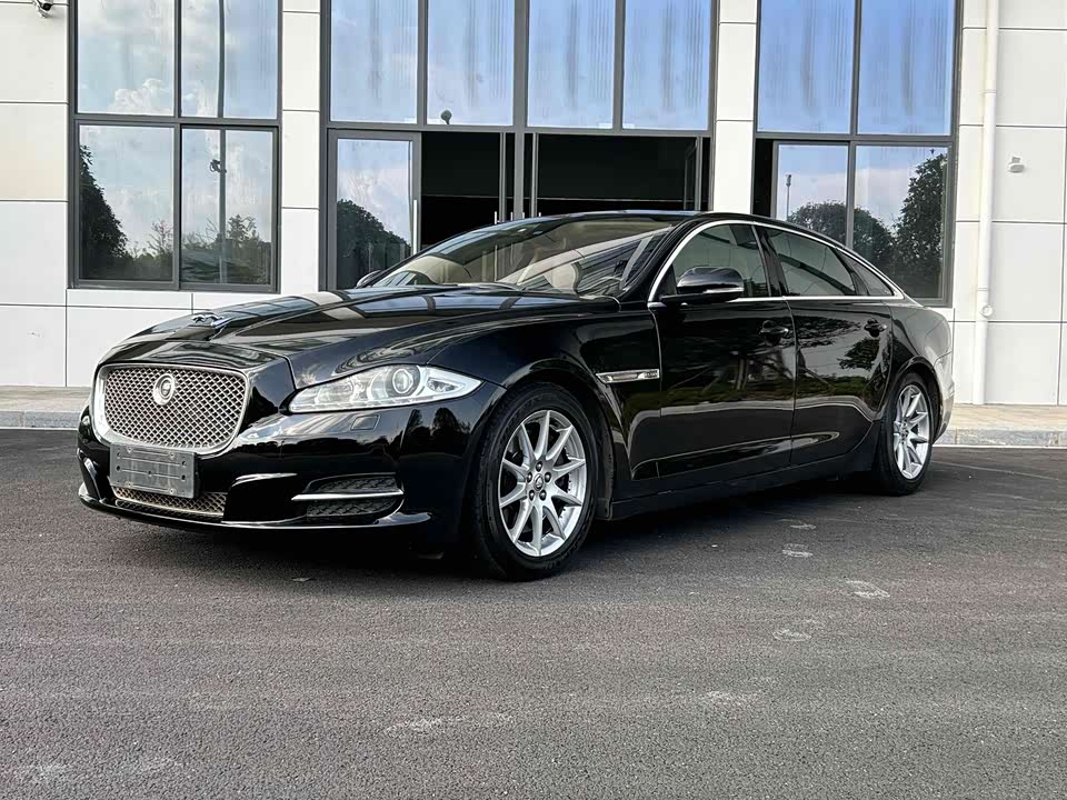 Jaguar XJ