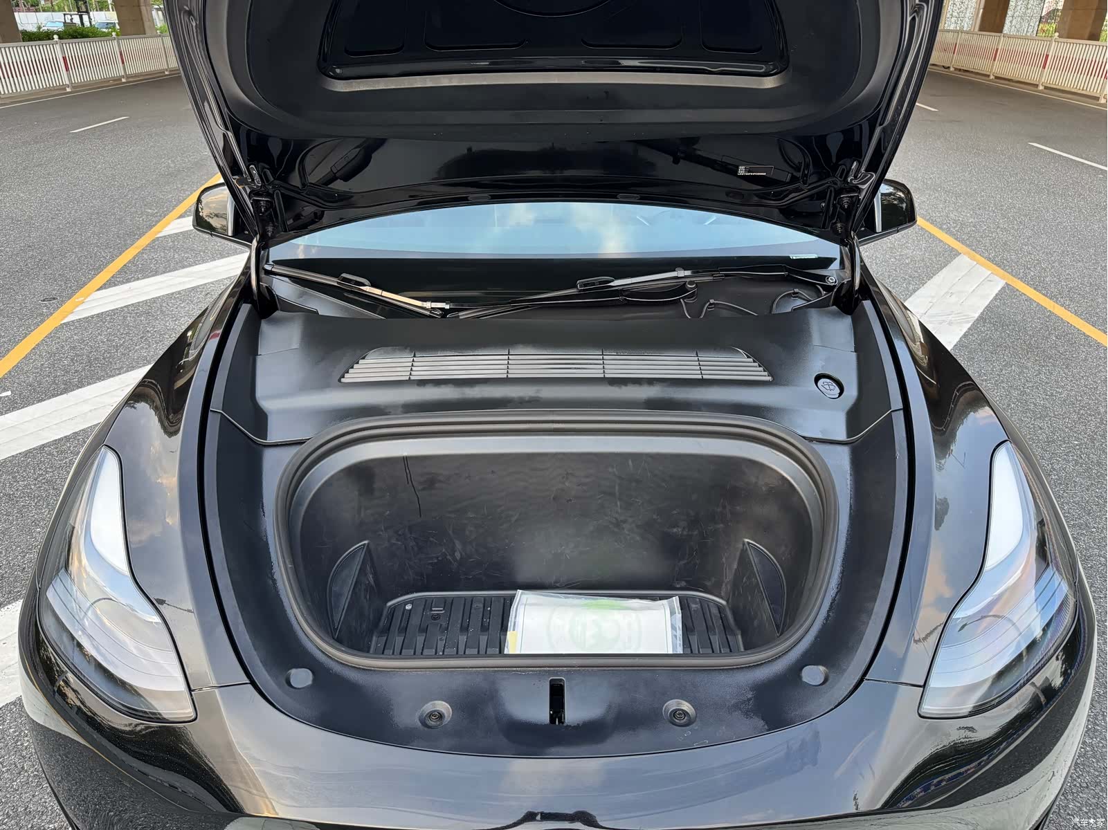 Tesla Model Y, 2023 15