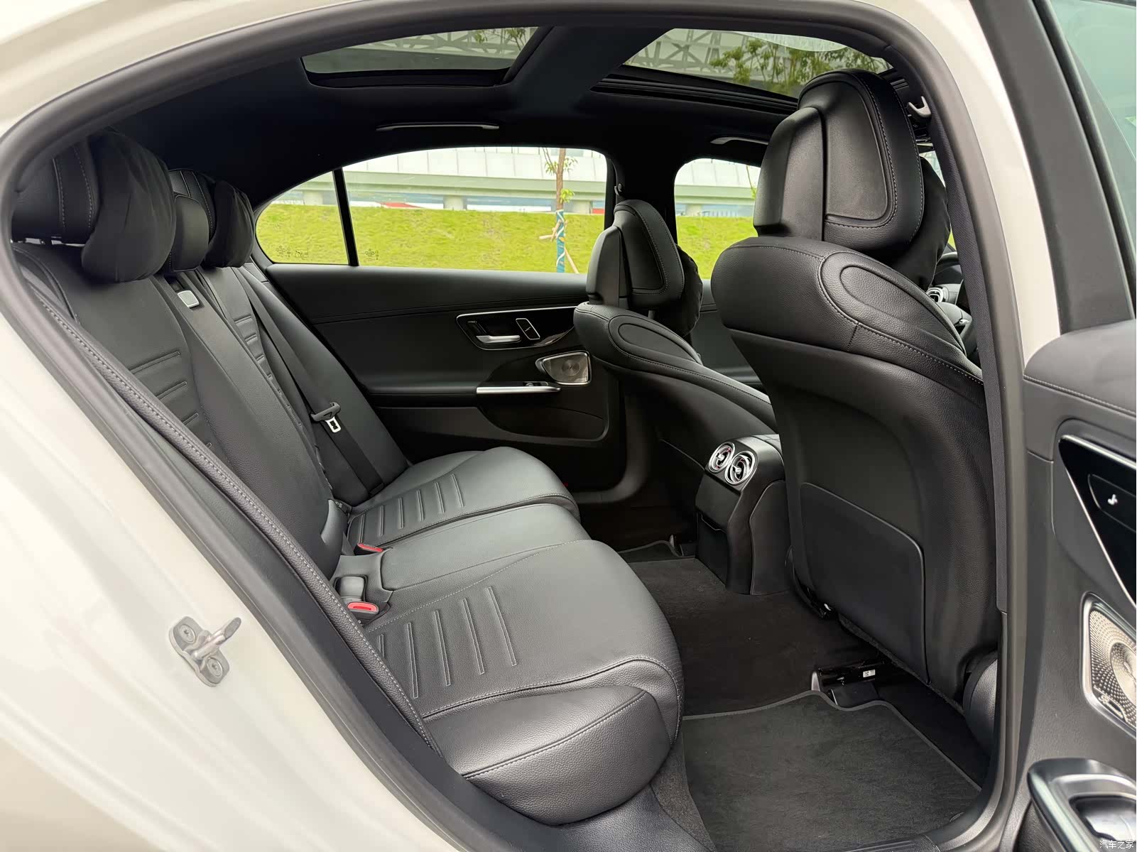 Mercedes-Benz C-Class, 2024 13
