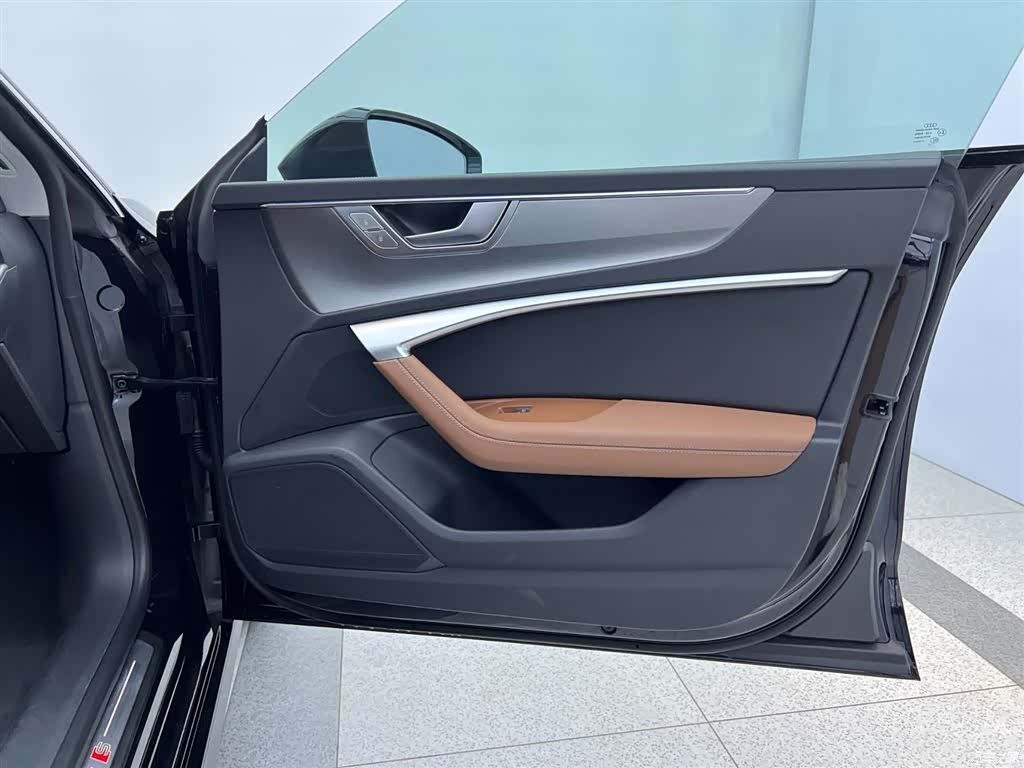 Audi A7L, 2024 19