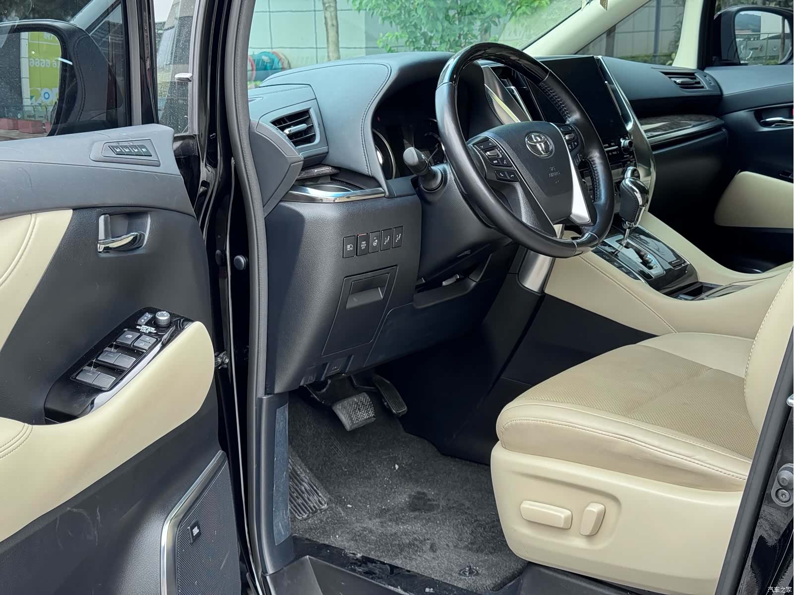 Toyota Alphard, 2022 9