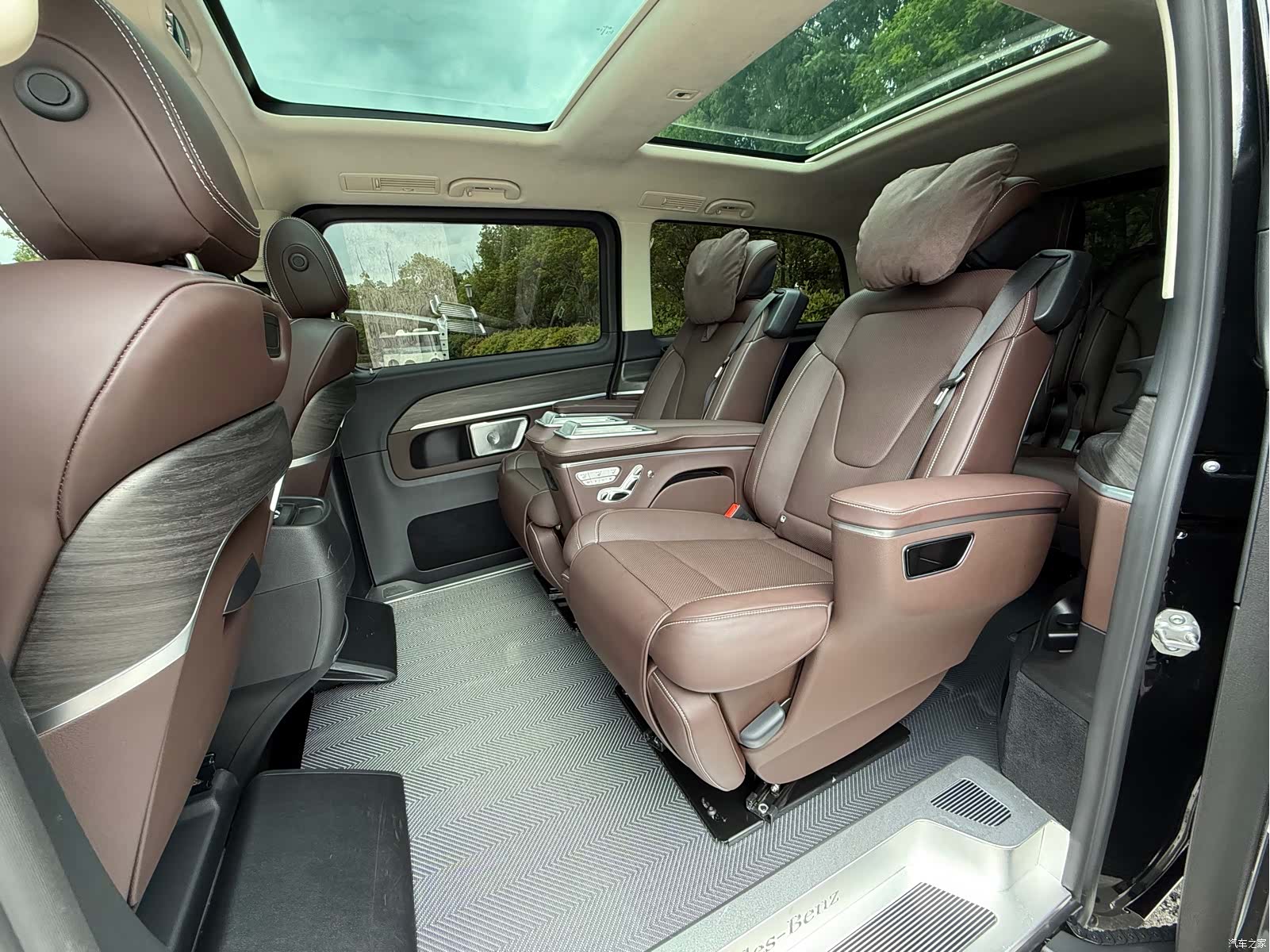 Mercedes-Benz V-Class, 2024 10