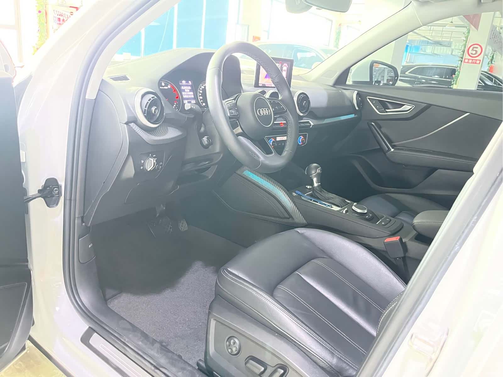 Audi Q2L, 2023 7
